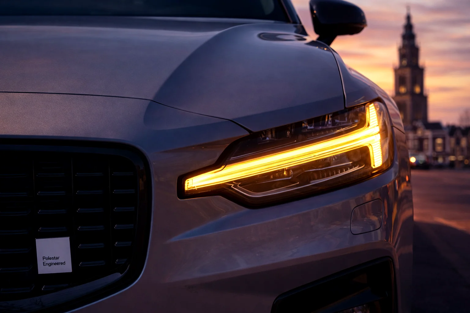 Koplamp van de lesauto met de Martinitoren op de achtergrond